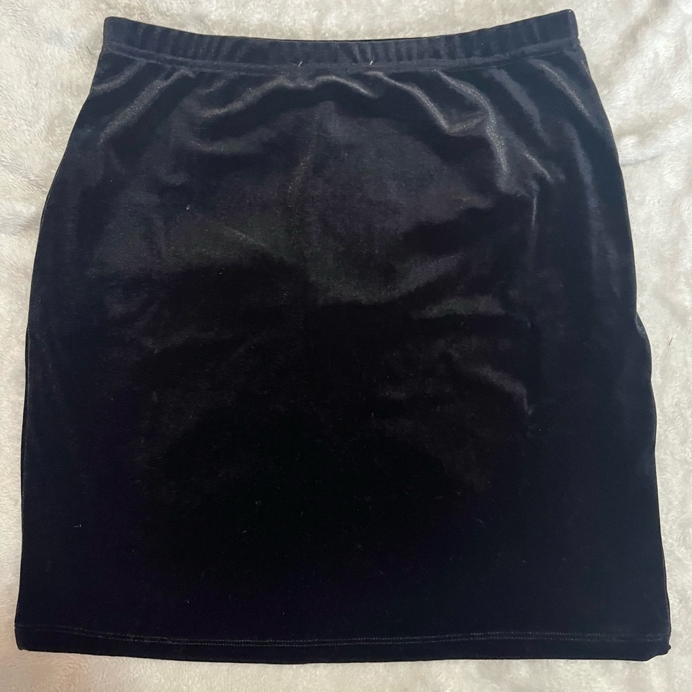 Elegant Black Velvet Skirt - Picture 5 of 5
